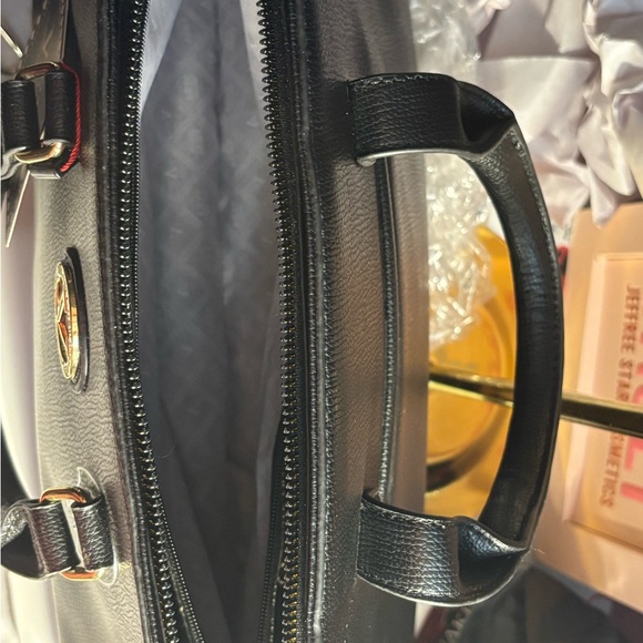 Elegant Black Vera Wang Handbag - Picture 13 of 16